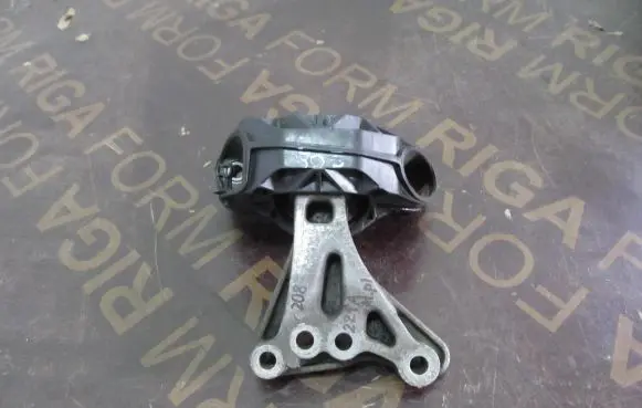 Peugeot 208 Engine mount bracket 9676780580