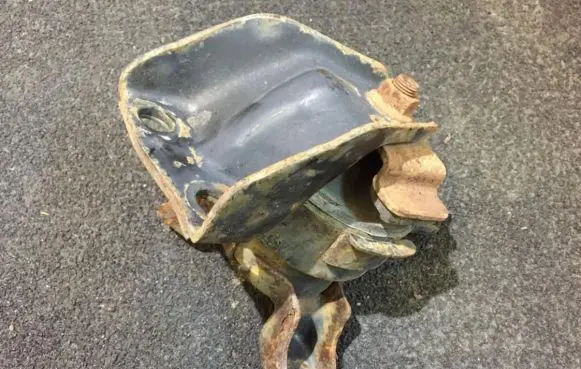 Honda Civic Engine mount bracket