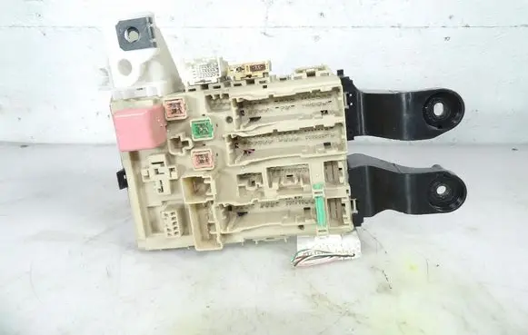 Toyota Avensis T270 Engine control unit/module 8273005J60
