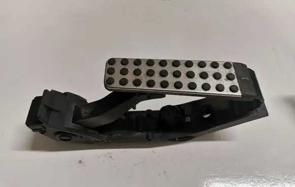 Mercedes-Benz E W211 Accelerator throttle pedal A2118000504