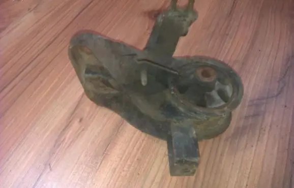 Mazda 626 Engine mount bracket
