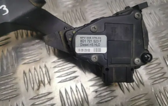 Volkswagen PASSAT B5 Accelerator throttle pedal 8D1721523F