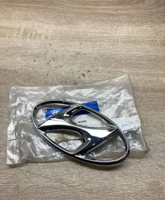 Hyundai Santa Fe Manufacturer badge logo/emblem 863002B100