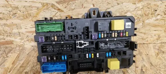 Opel Zafira B Fuse module 13220829