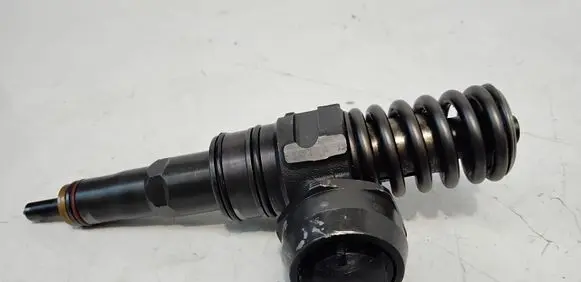 Volkswagen Caddy Fuel injector 038130073AQ 0414720213