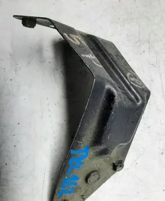 Seat Altea XL Fender mounting bracket 5P0821136