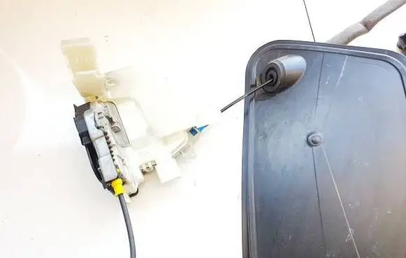Audi Q3 8U Front door lock 8J2837016E