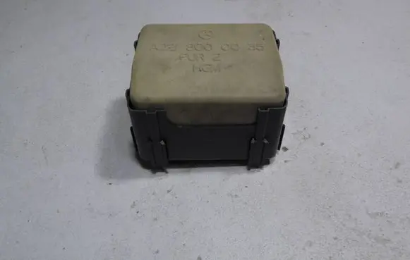 Mercedes-Benz E W212 Central locking vacuum pump 0008003348