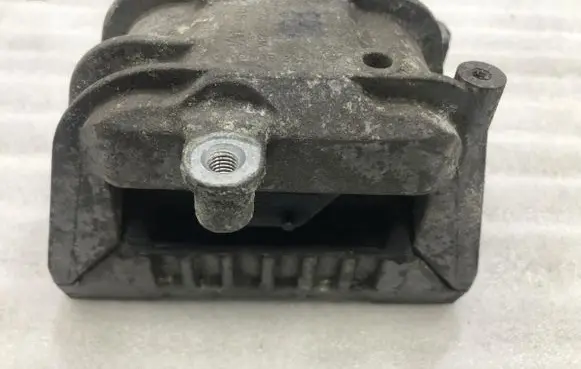 Volkswagen PASSAT B6 Engine mount vacuum valve 