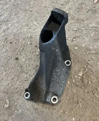 Volkswagen PASSAT B5.5 Engine mounting bracket