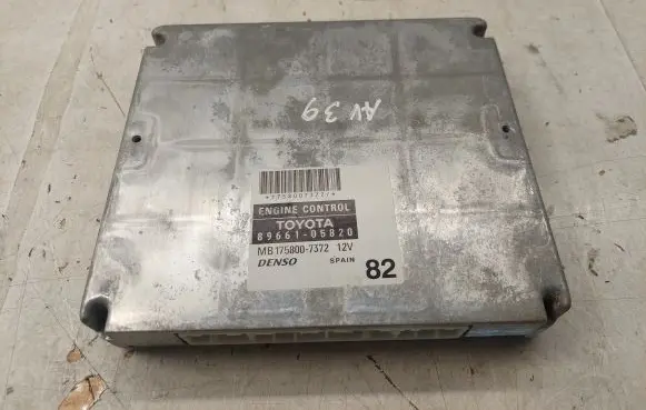 Toyota Avensis T250 Engine control unit/module 8966105820 MB1758007372