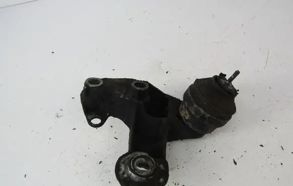 Audi A4 S4 B5 8D Engine mounting bracket 
