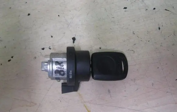 Skoda Octavia Mk2 (1Z) Ignition lock 8E0905855A M818