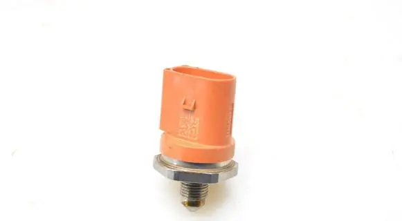 Volkswagen Golf VI Fuel pressure sensor 06J906051D