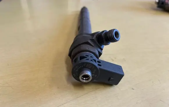 Volkswagen Golf VII Fuel injector 04L130277G
