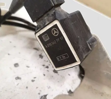 Mercedes-Benz E W211 Air suspension front height level sensor A0105427717