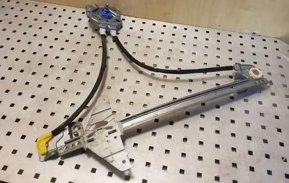 Rear door manual window regulator