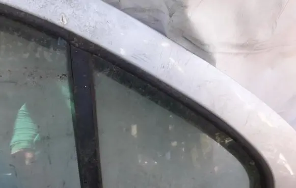 Rear vent window glass
