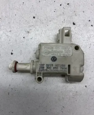Audi A6 S6 C6 4F Central locking motor 3B0959782A