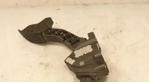 Accelerator throttle pedal