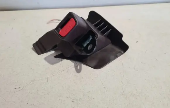 Lexus ES VII XZ10 Middle seatbelt buckle (rear) B630