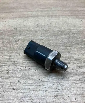 BMW 5 E39 Fuel pressure sensor 0281002476