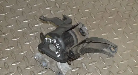 Toyota Prius (XW30) Engine mount bracket