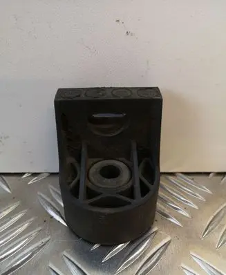 Radiator mount bracket