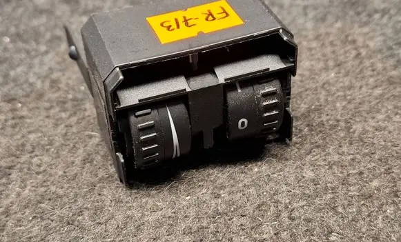 Volkswagen Touran I Headlight level height control switch 1T0941333B