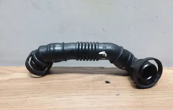 Volkswagen PASSAT B6 Breather/breather pipe/hose 03G103493D