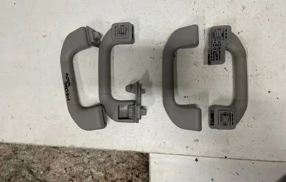 Mercedes-Benz C W204 A set of handles for the ceiling 