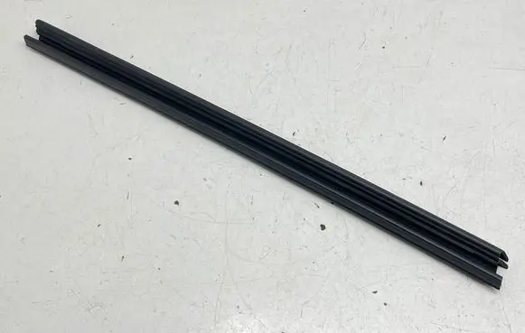 Renault Captur Rubber seal rear door window/glass 823317997R