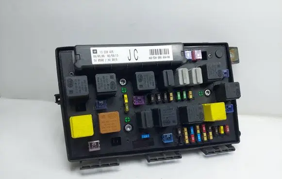 Opel Astra H Fuse module 13220435 5DK00946400