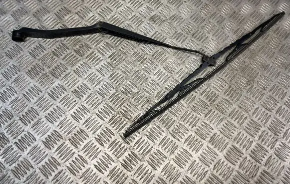 Toyota RAV 4 (XA20) Windshield/front glass wiper blade 