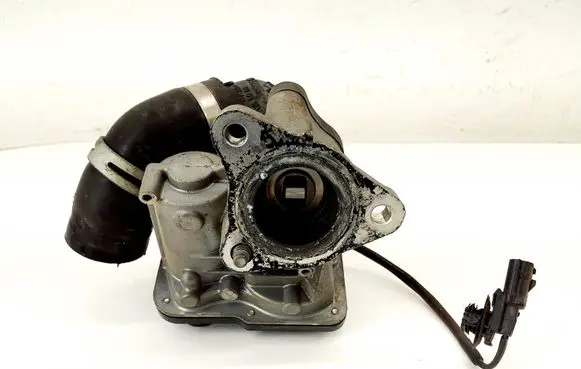 Nissan Juke I F15 EGR valve H8201143495 147104647R
