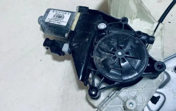 Citroen C4 Cactus Front door window regulator motor 9674252380 0130822571