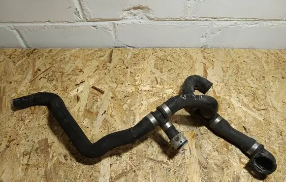 Mercedes-Benz CLS C218 X218 Engine coolant pipe/hose A2125018582