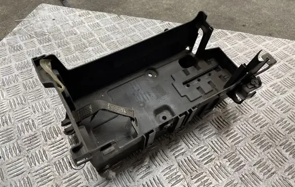 Opel Insignia A Battery box tray 13448185