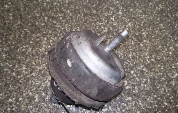 Volvo XC90 Engine mount bracket