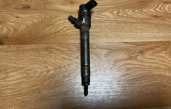 Volvo V70 Fuel injector 30750283