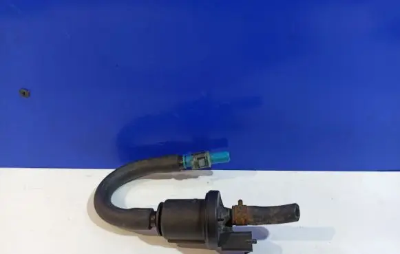 Engine mount vacuum valve