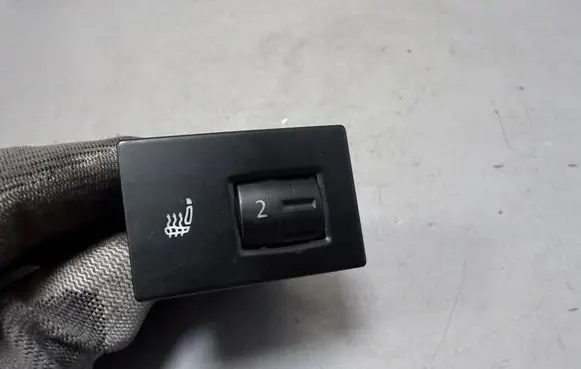 Volkswagen Touareg I Seat heating switch 7L6963570C 7L6963564B 7L6963564A