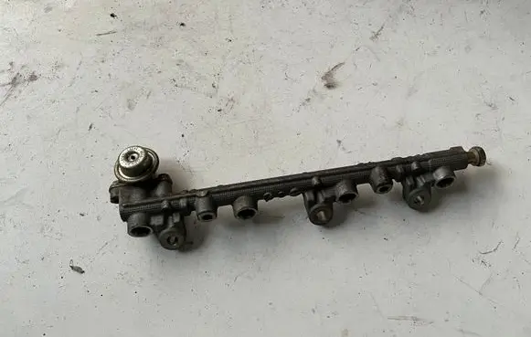 Toyota Avensis T220 Fuel main line pipe 2320716040