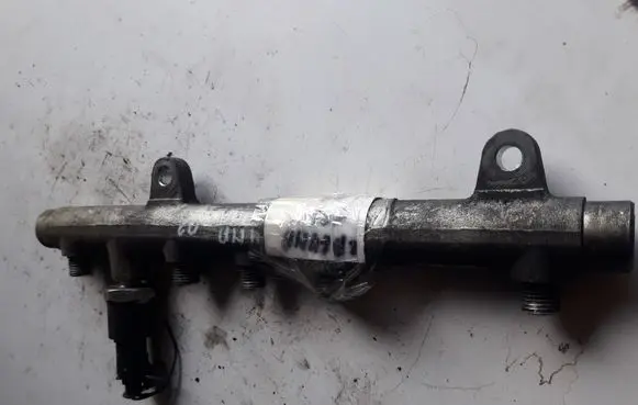 Renault Trafic II (X83) Fuel distributor 0445214015