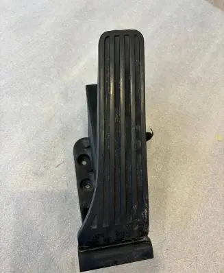 Mercedes-Benz E W212 Accelerator throttle pedal A2043000004 2043000004