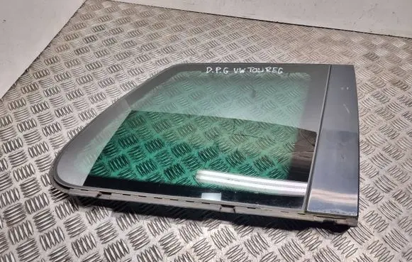Volkswagen Touareg I Rear side window 43R001090