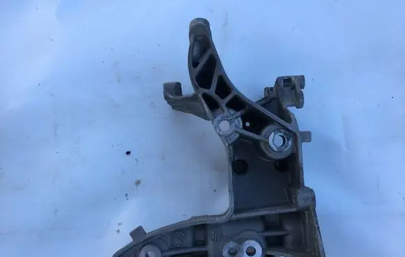 Citroen C4 II Engine mounting bracket 9684613880
