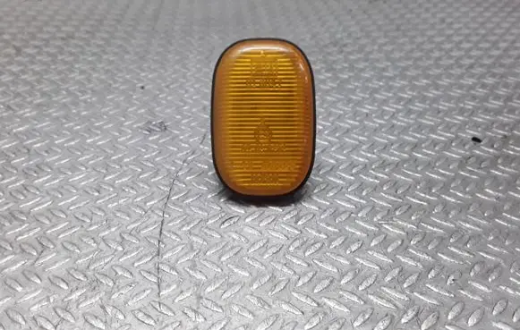 Toyota Avensis Verso Front fender indicator light E13013047