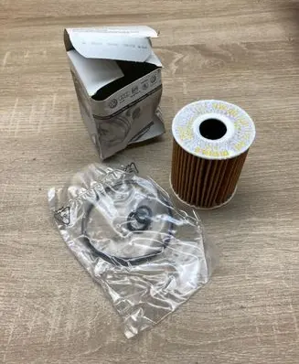 Skoda Fabia Mk2 (5J) Oil filter cover 03P115562 03P115466