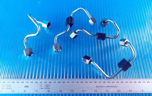 Volkswagen PASSAT B6 Fuel injector supply line/pipe 